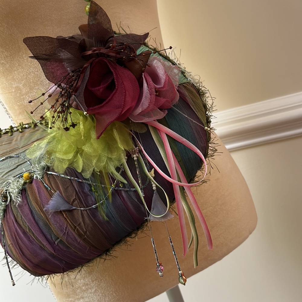 Exquisite Handcrafted Mary Frances Crossbody Bag - EUC - Picture 7 of 15